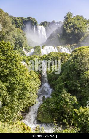 Cascade de Marmore en Ombrie, Italie. Cascade étonnante barbotant dans la nature avec des arbres et des rochers. Banque D'Images