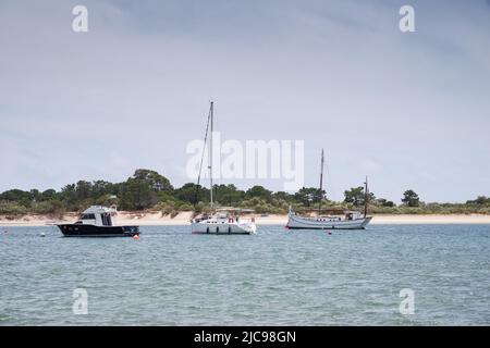 Praia dos Tesos avec ses rives abritées et ses eaux peu profondes est parfait pour une expérience de plage « hors des sentiers battus » - Tavira, Algarve, Portugal Banque D'Images