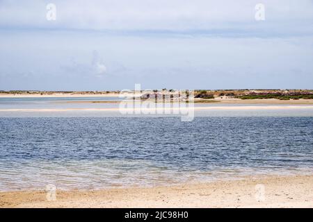 Praia dos Tesos avec ses rives abritées et ses eaux peu profondes est parfait pour une expérience de plage « hors des sentiers battus » - Tavira, Algarve, Portugal Banque D'Images