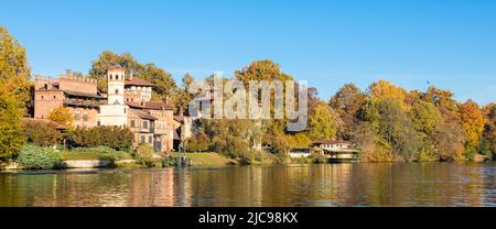 Turin, Italie - Circa novembre 2021: Panorama en plein air avec le pittoresque château Valentino de Turin au lever du soleil en automne Banque D'Images
