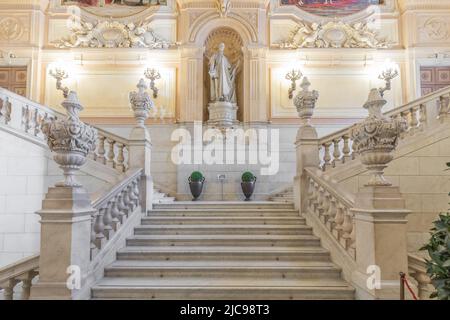 Turin, Italie - Circa janvier 2022: Entrée au Palais Royal - escalier de luxe élégant en marbre Banque D'Images