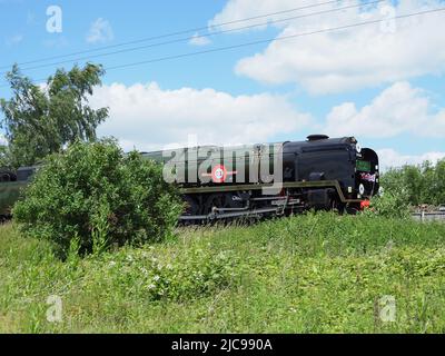 Sittingbourne, Kent, Royaume-Uni. 11th juin 2022. Le train à vapeur historique « Clan Line » (n° 35028) traverse Sittingbourne, Kent cet après-midi, à mi-chemin entre Londres et Douvres. Crédit : James Bell/Alay Live News Banque D'Images