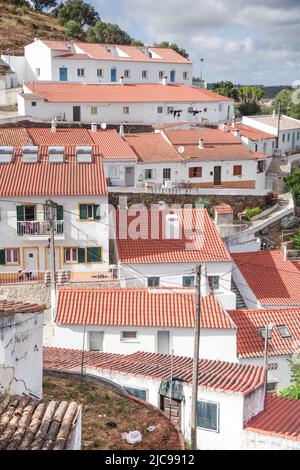 Des rues pittoresques et étroites et des toits en terre cuite typiques dans la petite ville d'Aljezur, sur la côte sud-ouest du Portugal Banque D'Images