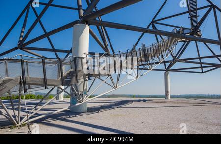Escaliers en acier allant jusqu'aux plates-formes d'observation du tétraèdre à Bottrop, en Allemagne Banque D'Images