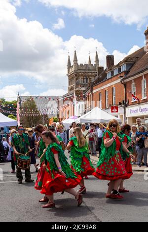 Wimborne, Dorset, Royaume-Uni. 11th juin 2022. Les foules affluent au Wimborne Folk Festival lors d'une chaude journée ensoleillée pour célébrer son anniversaire de 40th avec de nombreux groupes de danse, de la musique, des stands et d'autres activités autour de la place et de Minster. Crédit : Carolyn Jenkins/Alay Live News Banque D'Images