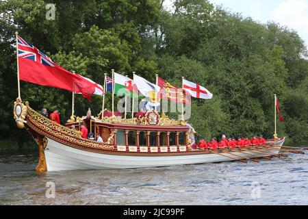 Richmond upon Thames, Royaume-Uni. 11th juin 2022. La Barge Gloriana de Queen's Row photographiée sur la Tamise à Petersham, près de Richmond, pour la traction annuelle de Tudor entre Hampton court et la Tour de Londres. QRB Gloriana a été construit à temps pour le Jubilé de diamant de la Reine en 2012. Crédit : Rob Powell/Alay Live News. Banque D'Images