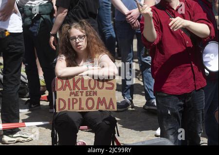 Amsterdam, pays-Bas. 11th juin 2022. 2022-06-11 12:28:20 AMSTERDAM - les étudiants protestent sur la place du Dam pour une subvention de base plus large. Ils veulent également que les étudiants qui ont étudié dans le cadre du système de prêt reçoivent plus d'argent comme compensation. ANP EVERT ELZINGA pays-bas - belgique OUT crédit: ANP/Alay Live News Banque D'Images