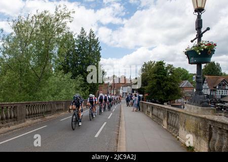 Wallingford, Royaume-Uni. 11th juin 2022, The Women's Tour, première course cycliste internationale pour femmes au Royaume-Uni, traverse le pont Wallingford. Credit lu Parrott/Alamy Live News Banque D'Images