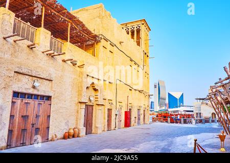 DUBAÏ, Émirats Arabes Unis - 1 MARS 2020 : les tours modernes de la Banque nationale et de la Chambre de commerce de Deira sont vues derrière la maison adobe du quartier Al Seef, sur Ma Banque D'Images