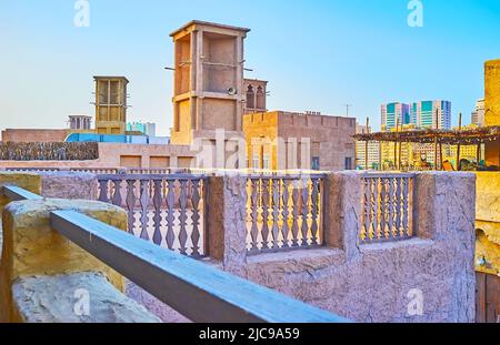 La vue de la terrasse supérieure d'une authentique maison en adobe dans le quartier d'Al Seef, Dubaï, Émirats Arabes Unis Banque D'Images