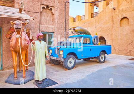 DUBAÏ, Émirats Arabes Unis - 1 MARS 2020 : les installations de style vintage sur la rue d'Al Seef avec de vieux murs en adobe en arrière-plan, sur 1 mars à Dubaï Banque D'Images