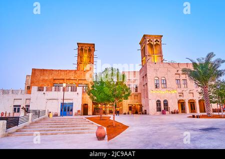 Belles maisons en adobe vintage d'Al Seef dans les lumières de la soirée, Dubaï, eau Banque D'Images