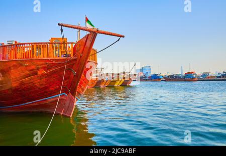 Beaucoup de bateaux de croisière en bois amarré classique de dhow sur Dubai Creek, Émirats Arabes Unis Banque D'Images