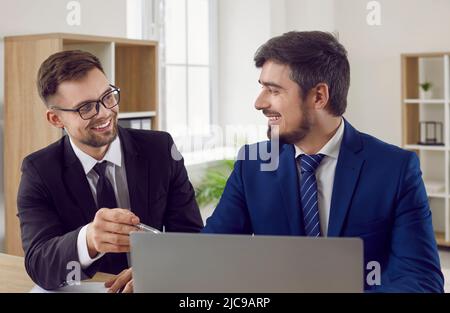 Heureux sourire agent d'assurance ou conseiller de prêt rencontre avec un client dans son bureau Banque D'Images