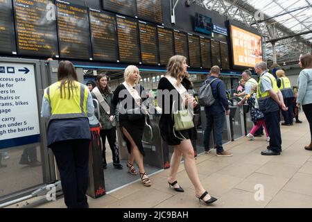 Édimbourg, Écosse, Royaume-Uni. 11 juin 2022. Les pénuries de conducteurs ont causé d'autres perturbations aux services ferroviaires exploités aujourd'hui par ScotRail à la gare Waverley d'Édimbourg. Bien que le différend avec les chauffeurs de train ASLEF semble avoir été résolu, il n'y a pas eu de retour à un service complet de train en Écosse. D'autres syndicats de la fonction publique prévoient désormais une action de grève en fonction des salaires et des conditions, ce qui pourrait entraîner d'autres perturbations en Écosse. Pic ; les passagers quittent les portes d'embarquement à la gare de Waverley. Iain Masterton/Alay Live News Banque D'Images