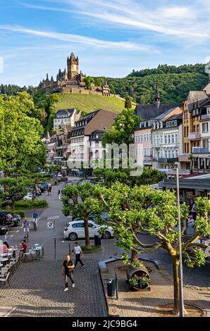 Cochem, Rhénanie-Palatinat, Allemagne - 21 mai 2022 : le Reichsburg Cochem (château impérial de Cochem) sur une colline au-dessus de la Moselle. Banque D'Images