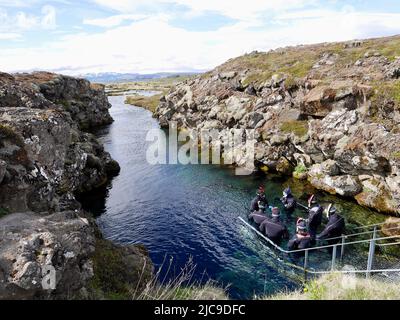 Plongée sous-marine à Silfra Rift, où les plaques tectoniques eurasiennes et américaines sont divisées dans le parc national de Thingvellir, en Islande. Photo de haute qualité Banque D'Images