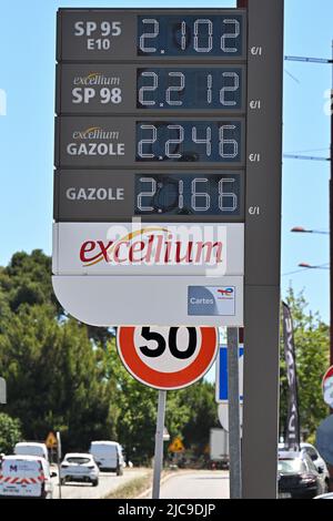 Paris, France. 10th juin 2022. Les gens pompent leur gaz dans une station essence Esso à Cannes, en France, sur 10 juin 2022. Les prix de l'essence ont été élevés au cours de la Sping. (Photo de Lionel Urman/Sipa USA) crédit: SIPA USA/Alay Live News Banque D'Images