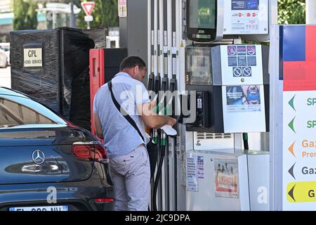 Paris, France. 10th juin 2022. Les gens pompent leur gaz dans une station essence Esso à Cannes, en France, sur 10 juin 2022. Les prix de l'essence ont été élevés au cours de la Sping. (Photo de Lionel Urman/Sipa USA) crédit: SIPA USA/Alay Live News Banque D'Images