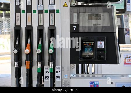 Paris, France. 10th juin 2022. Les gens pompent leur gaz dans une station essence Esso à Cannes, en France, sur 10 juin 2022. Les prix de l'essence ont été élevés au cours de la Sping. (Photo de Lionel Urman/Sipa USA) crédit: SIPA USA/Alay Live News Banque D'Images