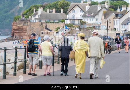 Sidmouth, East Devon, Royaume-Uni. 11th juin 2022. Météo au Royaume-Uni : des sorts chauds et ensoleillés et une brise vive dans la ville balnéaire de Sidmouth cet après-midi. Les vacanciers et les habitants de la région ont visité la jolie ville de regency pour profiter d'une promenade le long de l'esplanade. Credit: Celia McMahon/Alamy Live News Banque D'Images