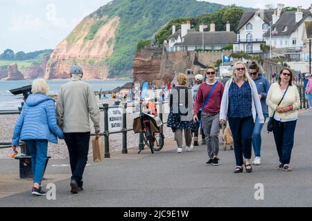 Sidmouth, East Devon, Royaume-Uni. 11th juin 2022. Météo au Royaume-Uni : des sorts chauds et ensoleillés et une brise vive dans la ville balnéaire de Sidmouth cet après-midi. Les vacanciers et les habitants de la région ont visité la jolie ville de regency pour profiter d'une promenade le long de l'esplanade. Credit: Celia McMahon/Alamy Live News Banque D'Images