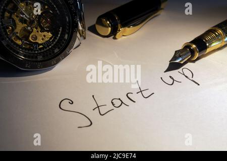 L'inscription commence par un stylo à plume. Calligraphie. Plan d'affaires. Stylet, montre. Analyse marketing de l'entreprise. Planification des objectifs et des tâches. CA Banque D'Images