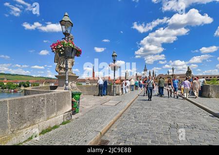 Würzburg, Allemagne - juin 2022 : ancien pont principal appelé Alte Mainbrücke, symbole de la ville et célèbre attraction touristique Banque D'Images