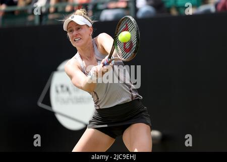 11th juin 2022; Nottingham tennis Centre, Nottingham, Angleterre: Rothesay Open Nottingham Lawn tennis Tournament; Alison Riske joue un revers dans son match avec Viktorija Golubic Banque D'Images