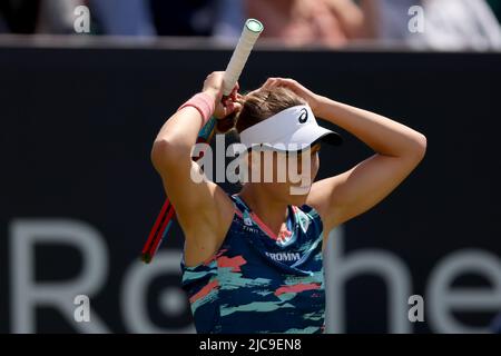 11th juin 2022; Nottingham tennis Centre, Nottingham, Angleterre: Rothesay Open Nottingham Lawn tennis Tournament; Viktorija Golubic ajuste ses cheveux pendant son match avec Alison Riske Banque D'Images