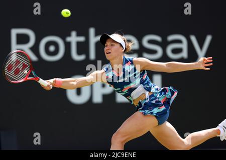 11th juin 2022; Nottingham tennis Centre, Nottingham, Angleterre: Rothesay Open Nottingham Lawn tennis Tournament; Viktorija Golubic retourne un service de Alison Riske Banque D'Images