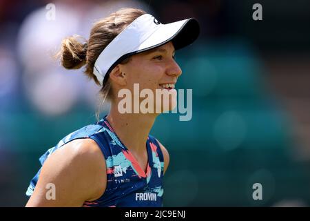 11th juin 2022; Nottingham tennis Centre, Nottingham, Angleterre: Rothesay Open Nottingham Lawn tennis Tournament; Viktorija Golubic sourit comme elle tient son service avec Alison Riske Banque D'Images