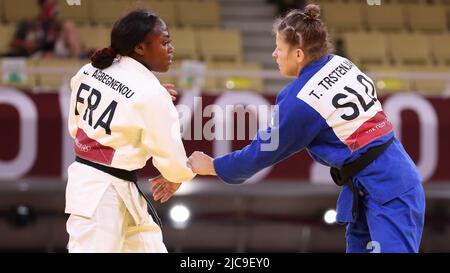 27th JUILLET 2021 - TOKYO, JAPON: Clarisse Agbegnenou de France (blanc) bat Tina Trstenjak de Slovénie (bleu) dans le Concours de Médaille d'Or du Judo Banque D'Images