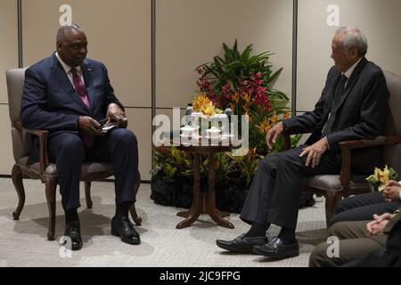 Singapour, Singapour. 11th juin 2022. Le secrétaire à la Défense, Lloyd J. Austin III, rencontre le ministre de la Défense de Singapour, M. ng Eng Hen, lors du Sommet de sécurité de l'IISS pour l'Asie : le dialogue Shangri-la, plus connu sous le nom de dialogue Shangri-la (SLD), à Singapour, vendredi, 9 juin 2022. Photo de Chad J. McNeeley/Department of Defense/UPI crédit: UPI/Alay Live News Banque D'Images