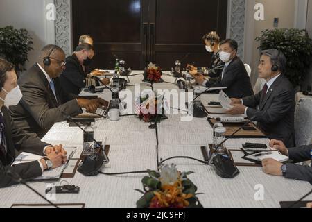 Singapour, Singapour. 11th juin 2022. Le secrétaire à la Défense Lloyd J. Austin III rencontre le ministre de la Défense nationale de la République de Corée, Lee Jong-Sup, lors du Sommet de la sécurité en Asie de l'IISS: Le dialogue Shangri-la, plus connu sous le nom de dialogue Shangri-la (SLD), à Singapour, dimanche, 11 juin 2022. Photo de Chad J. McNeeley/Department of Defense/UPI crédit: UPI/Alay Live News Banque D'Images