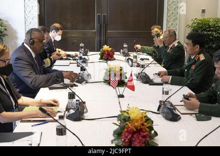 Singapour, Singapour. 11th juin 2022. Le secrétaire à la Défense Lloyd J. Austin III rencontre le ministre vietnamien de la Défense, le général Phan Van Giang, au Sommet de la sécurité de l'IISS pour l'Asie: Le dialogue Shangri-la, plus communément appelé le dialogue Shangri-la (SLD), à Singapour, samedi, 10 juin 2022. Photo de Chad J. McNeeley/Department of Defense/UPI crédit: UPI/Alay Live News Banque D'Images