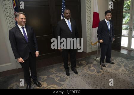 Singapour, Singapour. 11th juin 2022. Le secrétaire à la Défense, Lloyd J. Austin III, organise une rencontre trilatérale avec Richard Marles, ministre de la Défense de l'Australie, et le ministre japonais de la Défense, Nobuo Kishi, au Sommet de sécurité de l'IISS pour l'Asie : Le dialogue Shangri-la, plus communément connu sous le nom de « dialogue Shangri-la » (SLD), à Singapour, dimanche, 11 juin 2022. Photo de Chad J. McNeeley/Department of Defense/UPI crédit: UPI/Alay Live News Banque D'Images