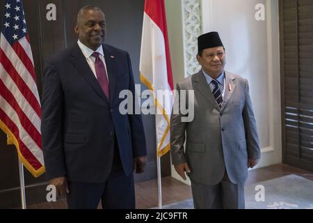 Singapour, Singapour. 11th juin 2022. Le secrétaire à la Défense Lloyd J. Austin III salue le ministre indonésien de la Défense, Prabovo Subianto, au Sommet de sécurité de l'IISS pour l'Asie: Le dialogue Shangri-la, plus communément appelé le dialogue Shangri-la (SLD), à Singapour, samedi, 10 juin 2022. Photo de Chad J. McNeeley/Department of Defense/UPI crédit: UPI/Alay Live News Banque D'Images