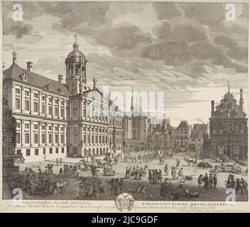 Vue sur l'hôtel de ville sur la place du Dam, le Weigh House et la Nouvelle église d'Amsterdam, vue depuis la rue Kalverstraat. Sur la place du Dam, les citoyens participent à diverses activités, telles que la conversation et le déplacement de marchandises, vue de l'hôtel de ville sur la place du Dam, Amsterdam, imprimerie: Pieter Schenk (I), (mentionné sur l'objet), inconnu, (mentionné sur l'objet), Amsterdam, 1675 - 1711, papier, gravure, h 517 mm × l 610 mm Banque D'Images