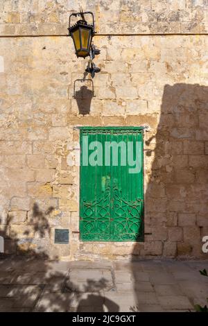 Porte antique décorative, vieille porte verte, porte en fer et en bois, porte caractéristique, mur de pierre avec porte. Banque D'Images