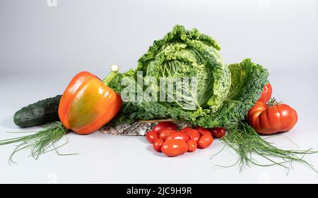 Chou de savoie frais, paprika, concombre, oignon vert, tomates sur fond gris. Vue de dessus Detox concept, vegan, ingrédients de cuisine Banque D'Images