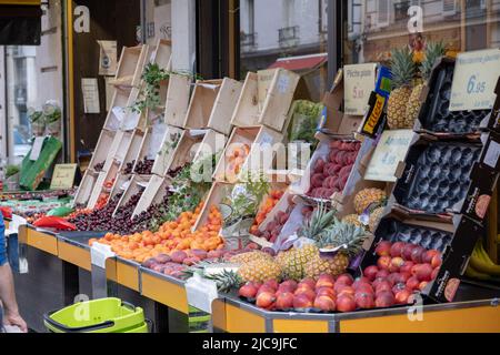 PARIS, FRANCE - 6 JUIN 2022 : marché alimentaire dans les rues de Paris Banque D'Images