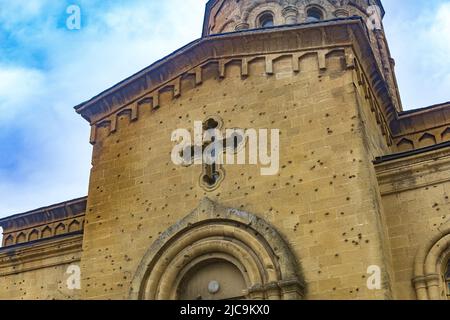 Traces de balles et d'éclats sur le mur d'une ancienne église chrétienne Banque D'Images