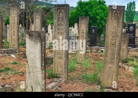 Derbent, Russie - 09 mai 2022 : pierres tombales à l'ancien cimetière musulman traditionnel Kyrkhlyar à Derbent, Daghestan Banque D'Images