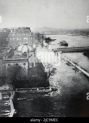 TRADUCTION ENG : ' LA SOURCE DU TORRENT QUI ENVAHIT LE FAUBOURG SAINT-GERMAIN. Le déluge venant des abysses de la Gare d'Orsay, au coin de la Légion d'honneur, coule dans la rue de Bellechasse et vers la rue de Solferino. — Photographie prise du Palais d'Orsay ' - original en français : ' LA SOURCE DU TORRENT QUI À ENVAHI LE FAUBOURG SAINT-GERMAIN. Le flot jaillissant du gouffre de la gare d'Orsay, au coin de la Légion d'honneur, s'écoule dans la rue de Bellechasse et vers la rue de Solferino. — Photographie levier du palais d'Orsay, ' - extrait de ' l'Illustration, Banque D'Images