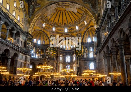 Intérieur décoré avec goût de la basilique Sainte-Sophie, Istanbul, Türkiye. Banque D'Images