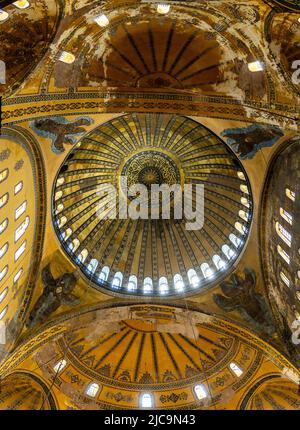 Dôme décoré avec goût de la basilique Sainte-Sophie, Istanbul, Türkiye. Banque D'Images