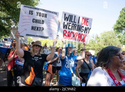 Austin Texas États-Unis, 11 juin 2022 : des manifestants descendent au Capitole du Texas pour le « monarque pour nos vies » à l'échelle nationale, exigeant des restrictions sur les armes à feu et une action significative sur la violence par les armes à feu aux États-Unis hors de contrôle. Crédit : Bob Daemmrich/Alay Live News Banque D'Images