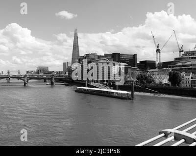 Londres, Grand Londres, Angleterre, 08 juin 2022 : monochrome. Découvrez Southwark, notamment le Shakespeare's Globe Theatre et le Shard. Banque D'Images