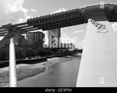 Londres, Grand Londres, Angleterre, 08 juin 2022 : monochrome. Vue depuis le Millennium Bridge vers le Blackfriars Bridge et une plage sur la Tamise. Banque D'Images